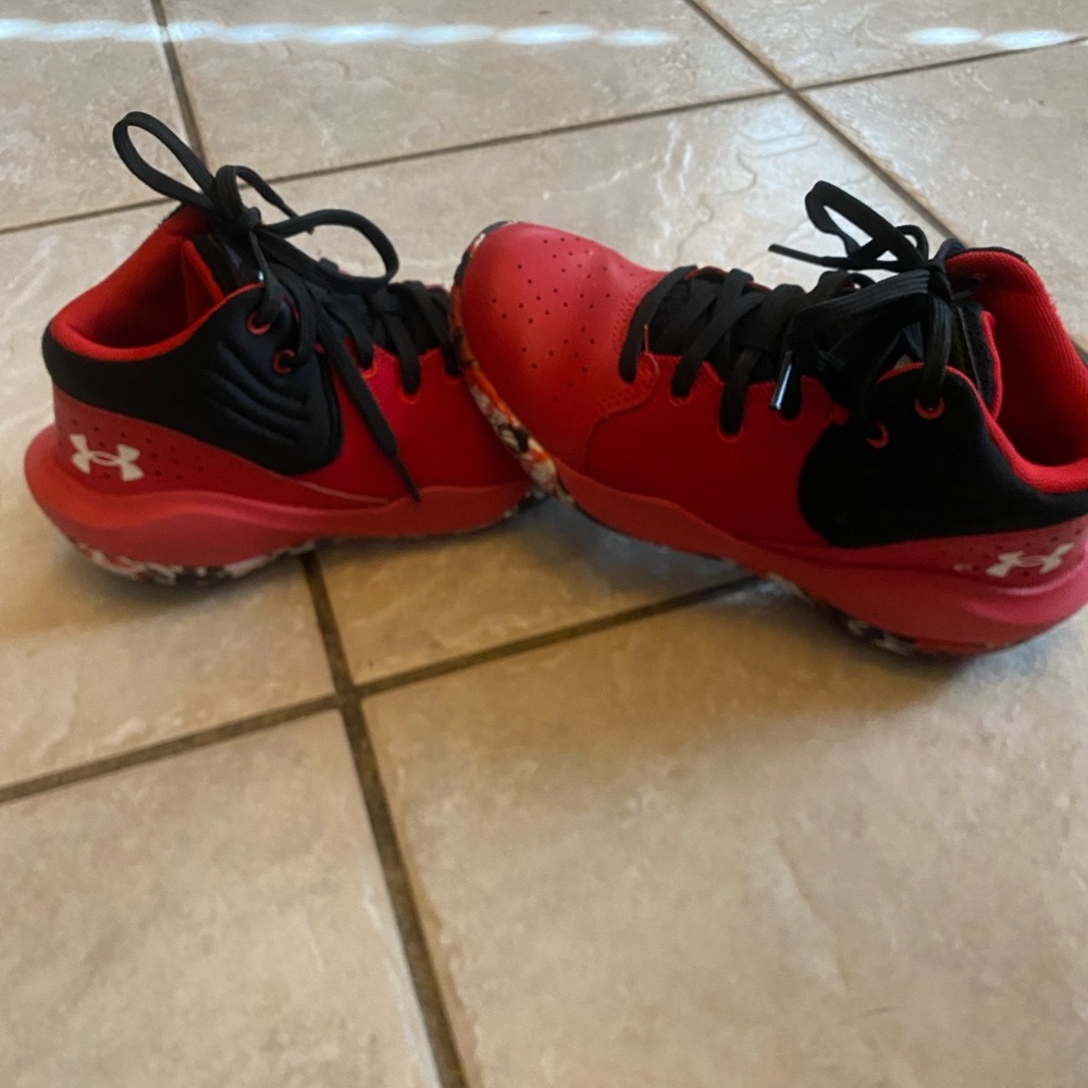 Under Armour Jet 21 boys shoes. Size 1.5